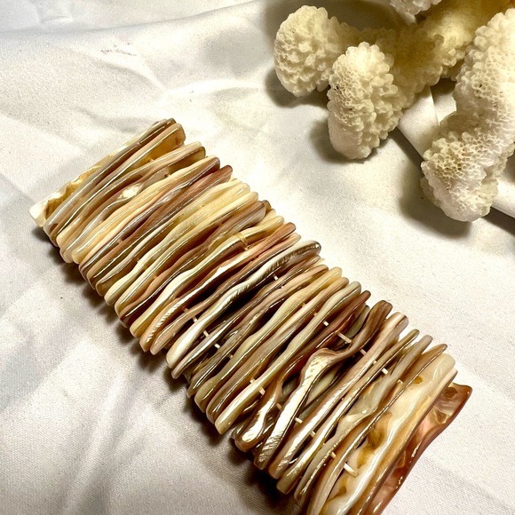 Vintage Mother of pearls Natural Shell stretch Bracelet. - Picture 6 of 9